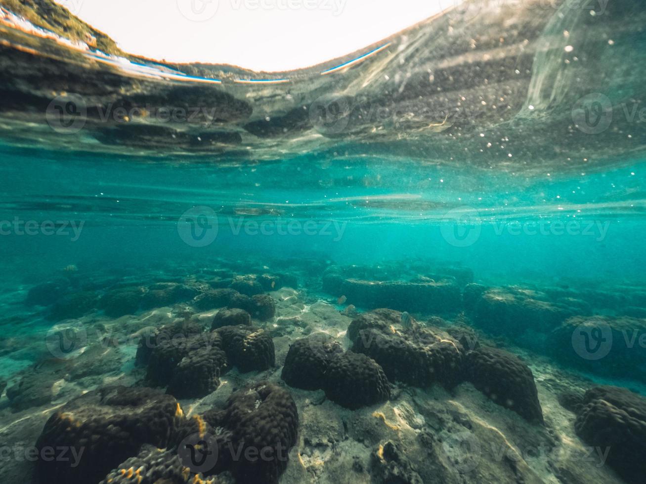 bajo el agua en la playa de la isla foto