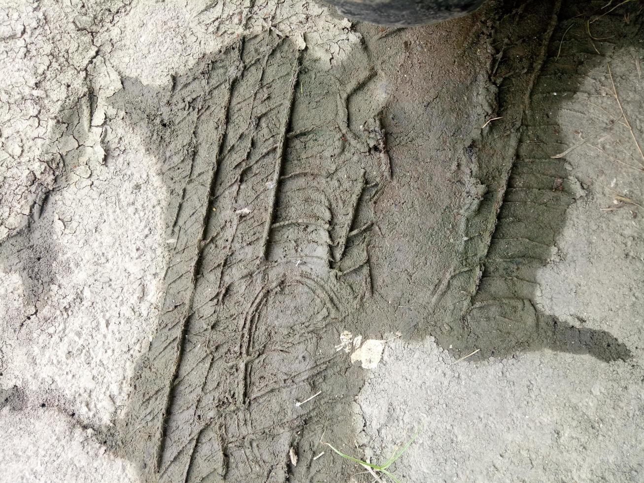 huellas de neumáticos de coche en el barro foto