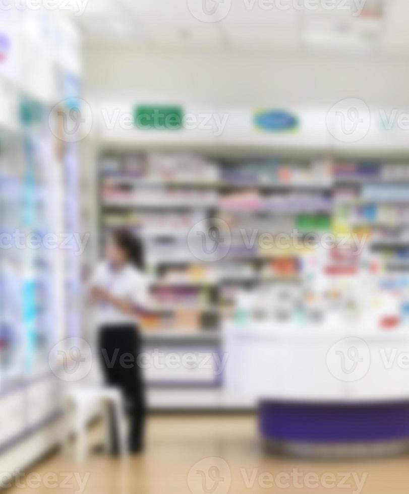 estantes borrosos de productos sanitarios en el supermercado foto