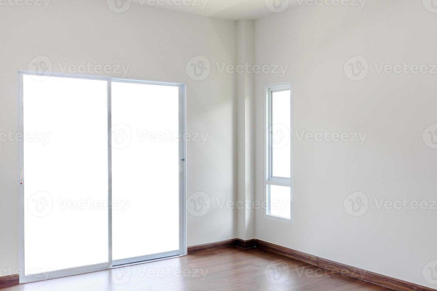 interior vacío de la sala de estar con marco de ventana aislado foto