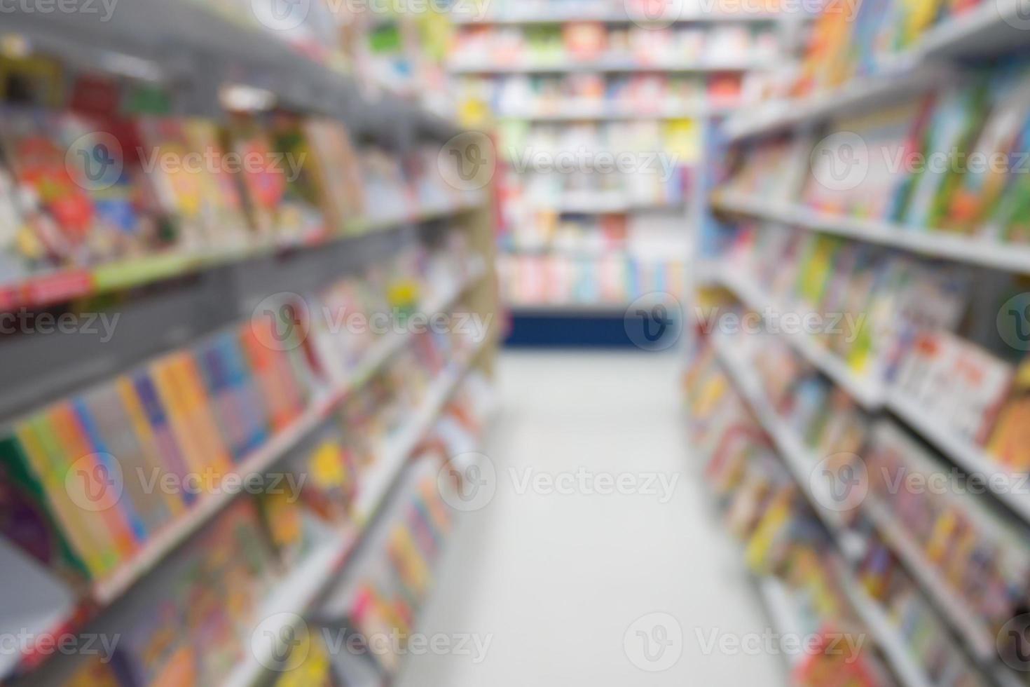 fondo abstracto del pasillo de los estantes de la librería borrosa foto