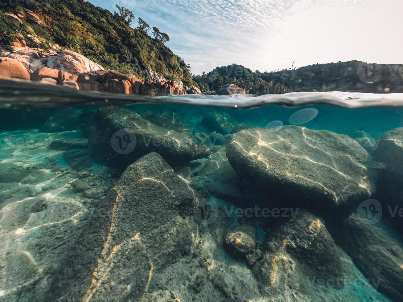 bajo el agua en la playa de la isla foto