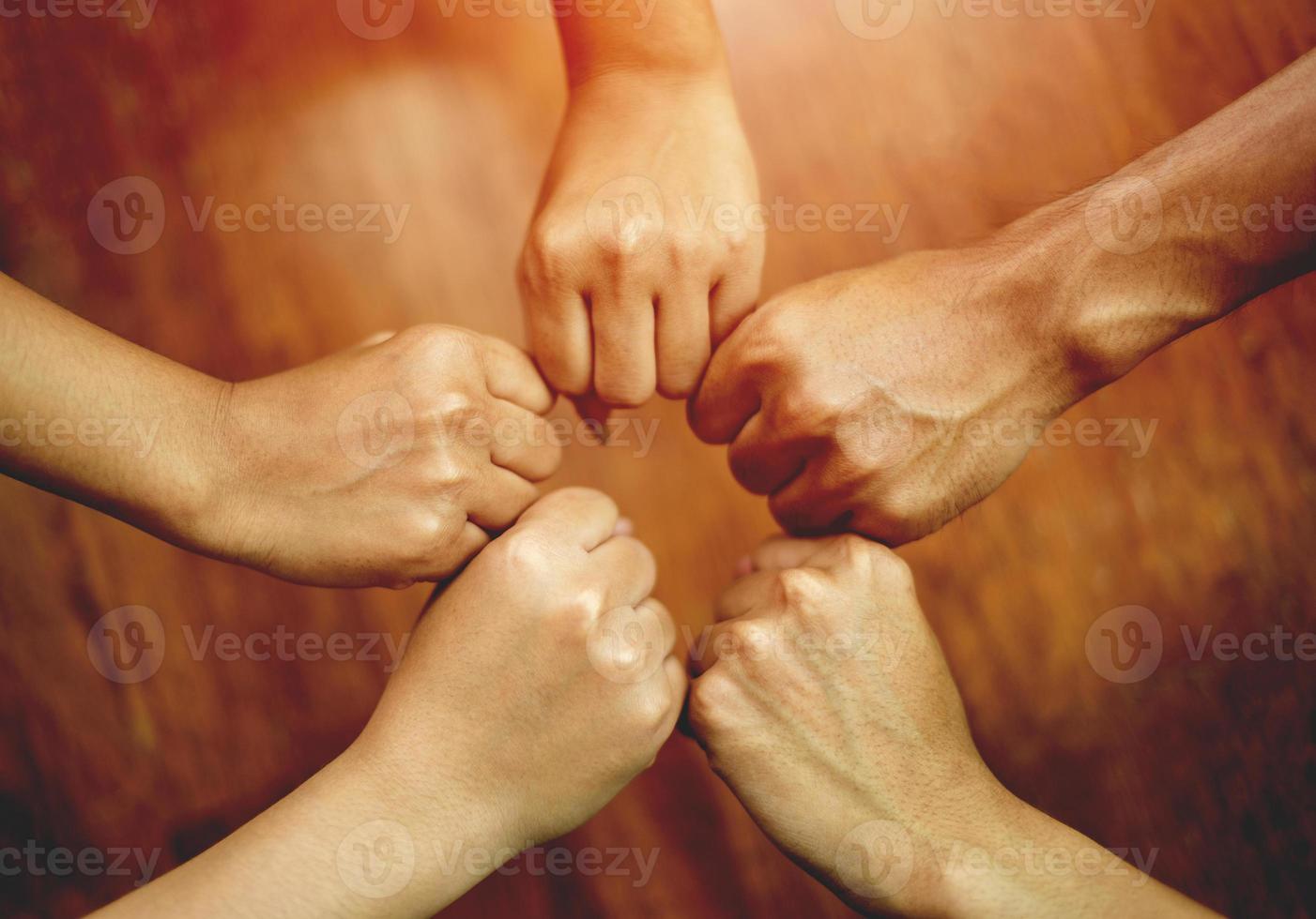 trabajo en equipo trabajo en equipo idea de negocio equipo de negocios tomados de la mano trabajo que une fuerzas asociados para el éxito empresarial foto