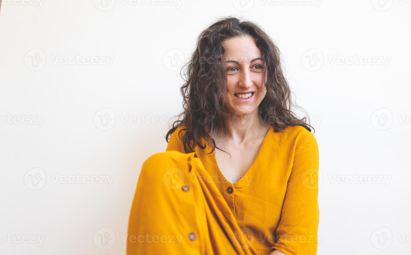 retrato de una mujer con el pelo rizado foto