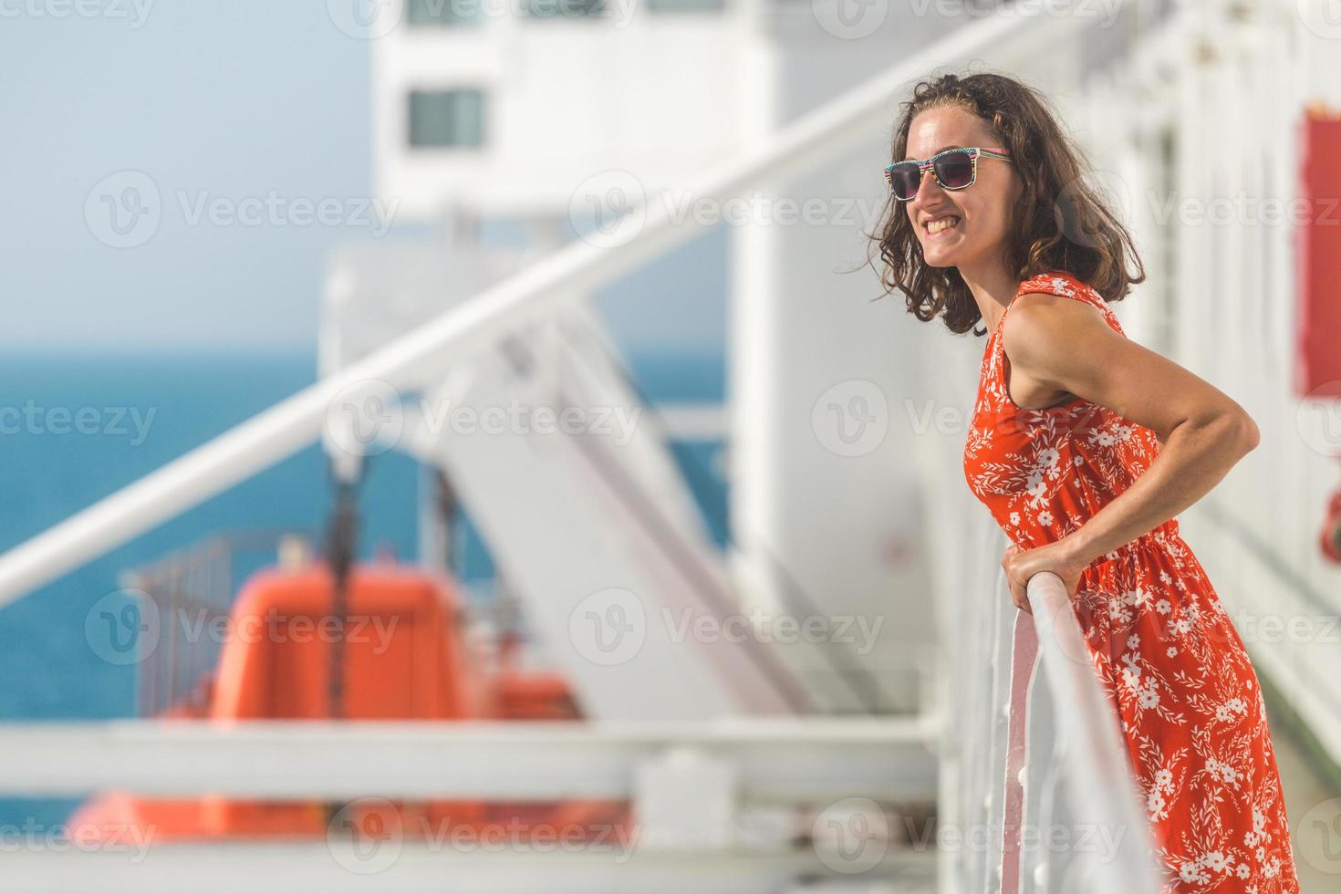 chica viaja en barco. foto
