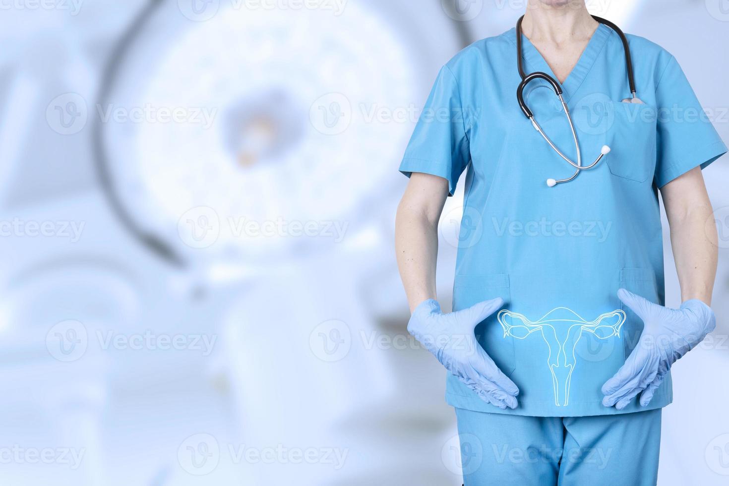 ginecólogo con uniforme médico y modelo del sistema reproductivo de una mujer, el útero, al nivel de los huesos pélvicos de una mujer, sobre un fondo borroso de un consultorio ginecológico. foto
