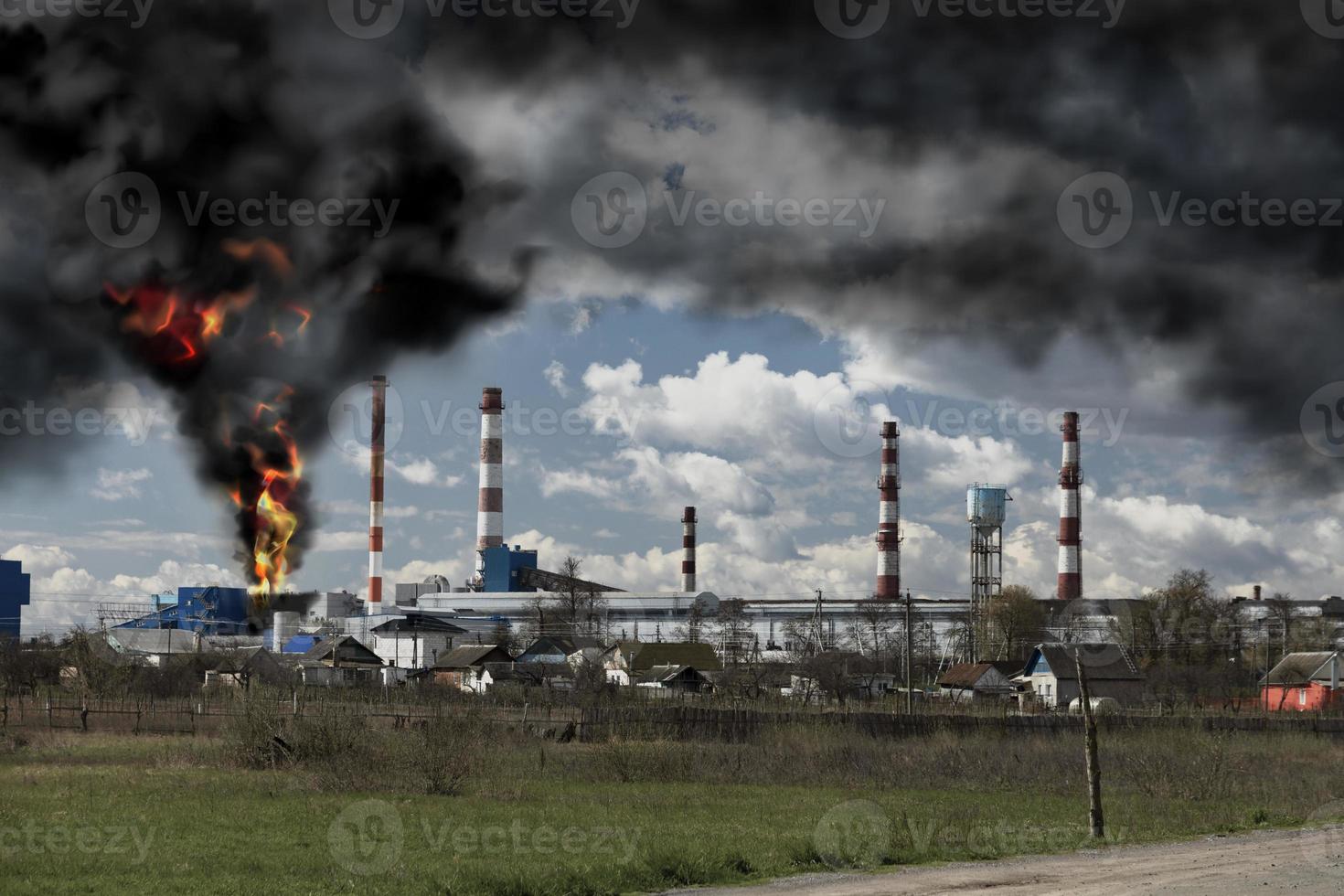 fuego y humo negro en la fábrica después de la explosión. el humo negro se eleva hacia el cielo. concepto de desastre foto