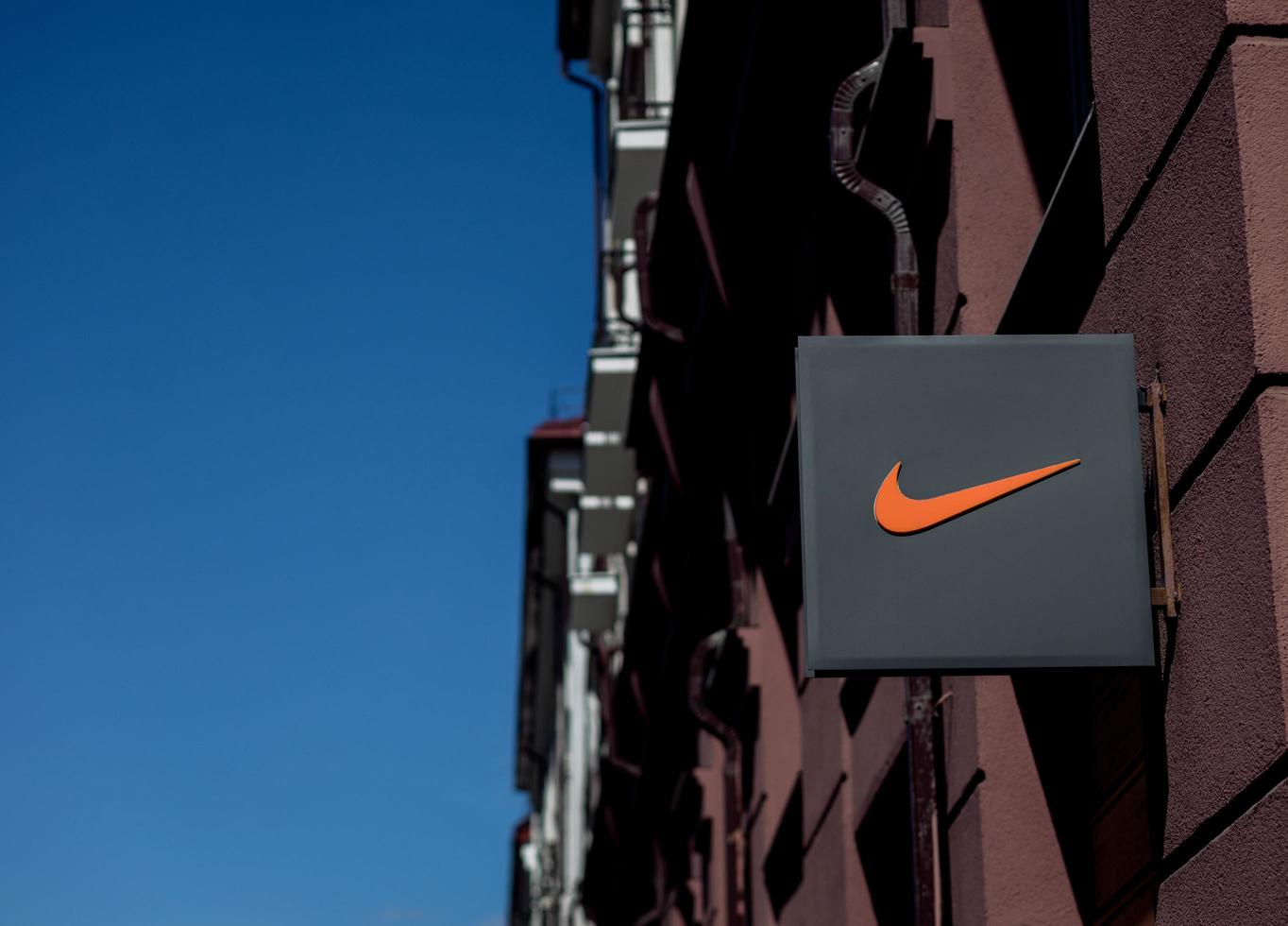 minsk, bielorrusia, junio de 2022 - tienda oficial de nike foto