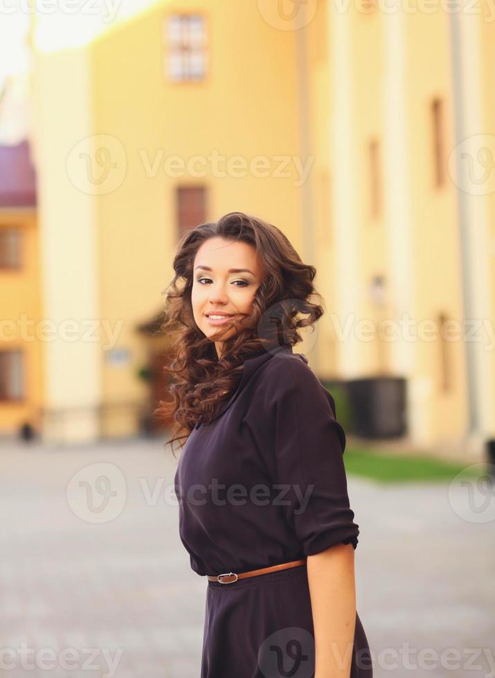 retrato mujer en ciudad foto