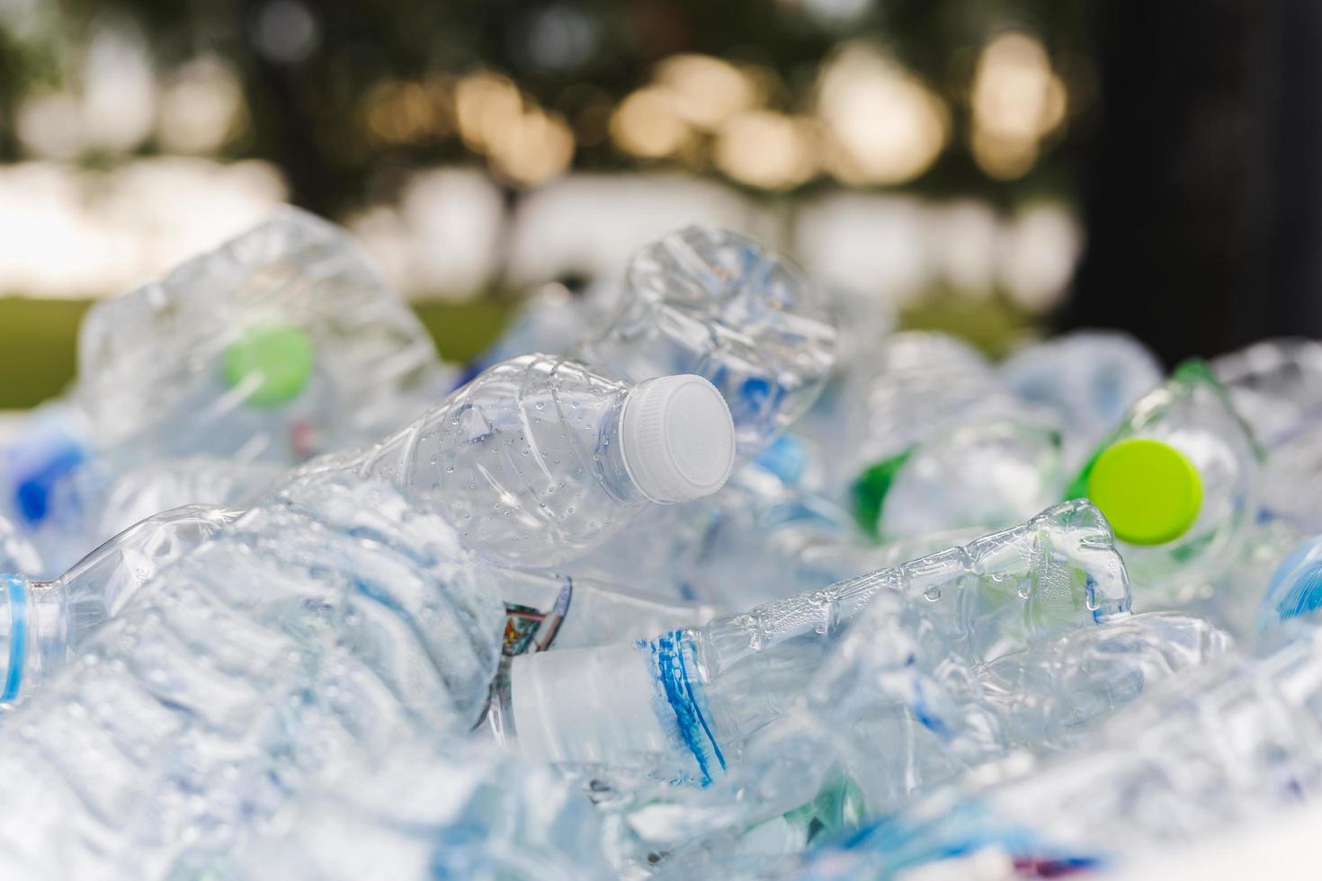 basura reciclable de botellas de plástico en el entorno conceptual del basurero. foto