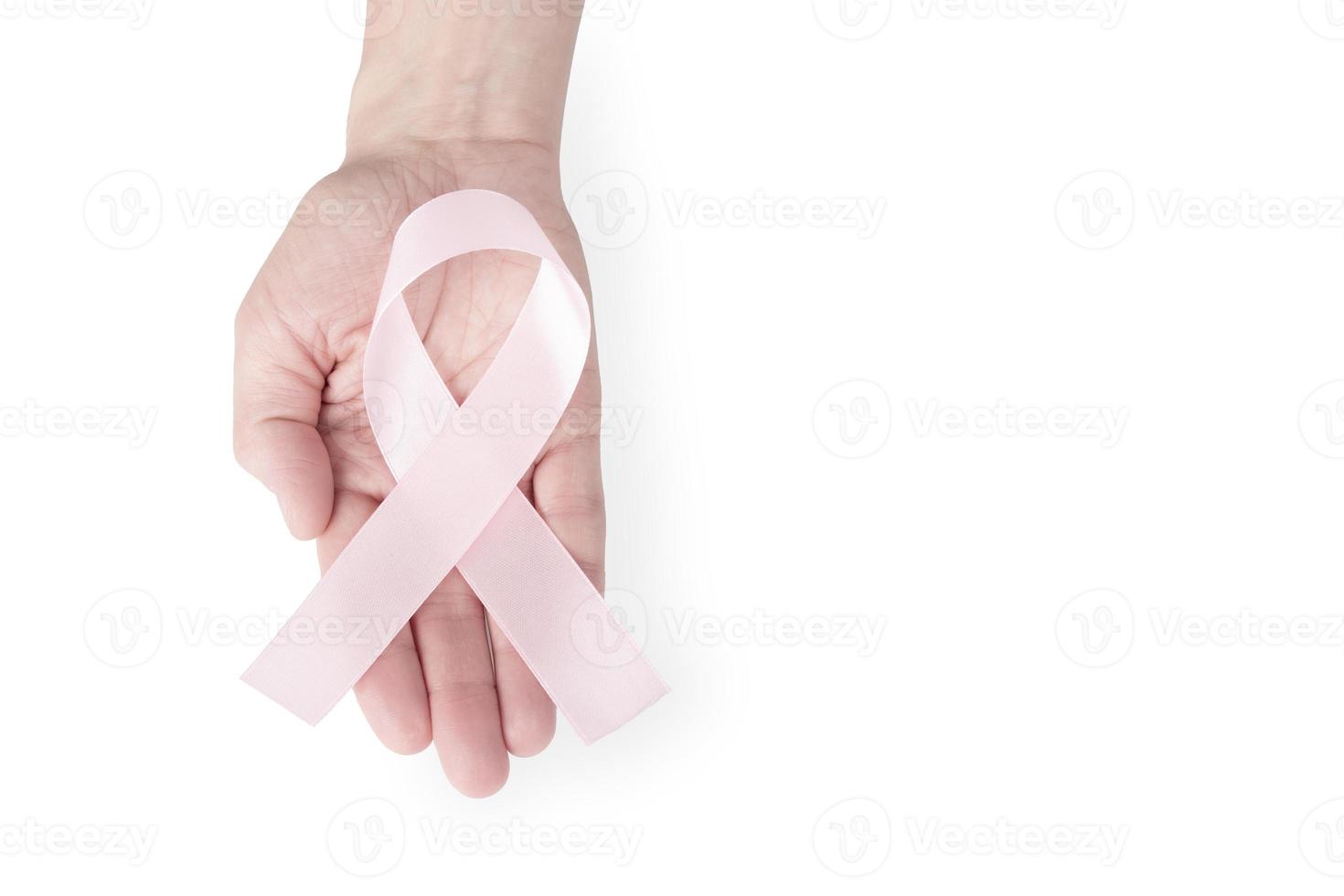 cinta de raso rosa en la palma de una mujer, aislada en un fondo blanco. símbolo de concienciación sobre el cáncer, salud de la mujer, cáncer de mama. copie el espacio foto