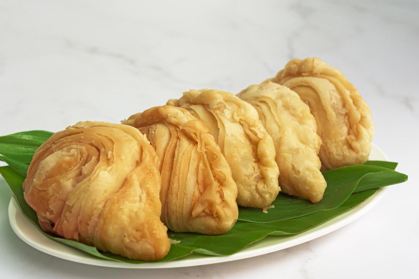 malasia popular y tradicional merienda karipap llena de papas. foto