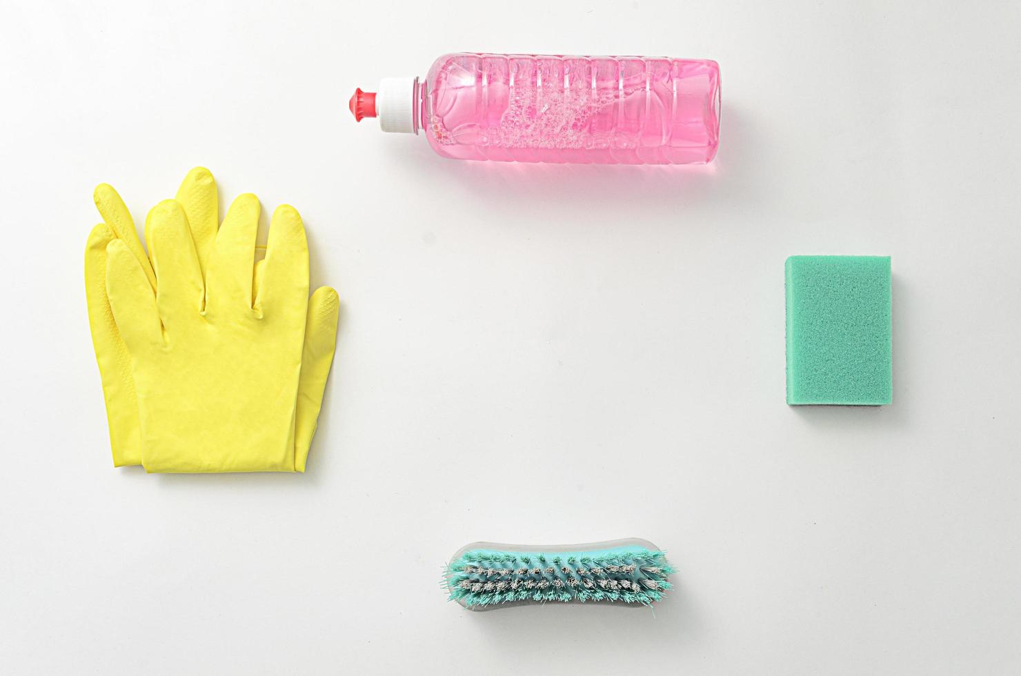 un conjunto de accesorios para limpiar y lavar superficies sucias foto