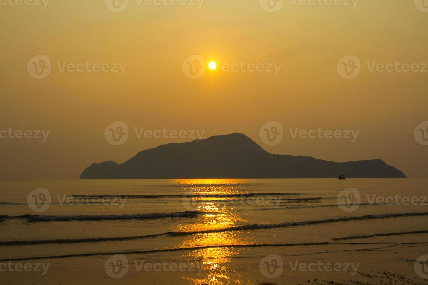 strong wind and ocean waves blow in the evening. The sea floor is light yellow, warm, alternating to see the islands in the sea created by nature, both beautiful and romantic. photo