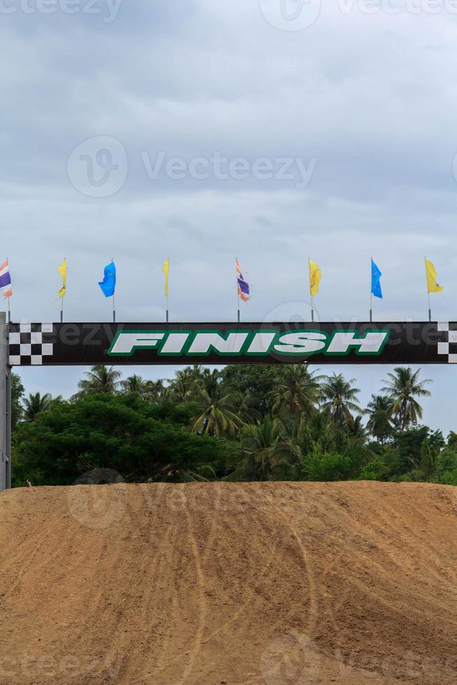 El punto de partida y el punto final de la victoria en un curso de motocross es un truco peligroso en una pequeña pista de carreras de un país pequeño. foto