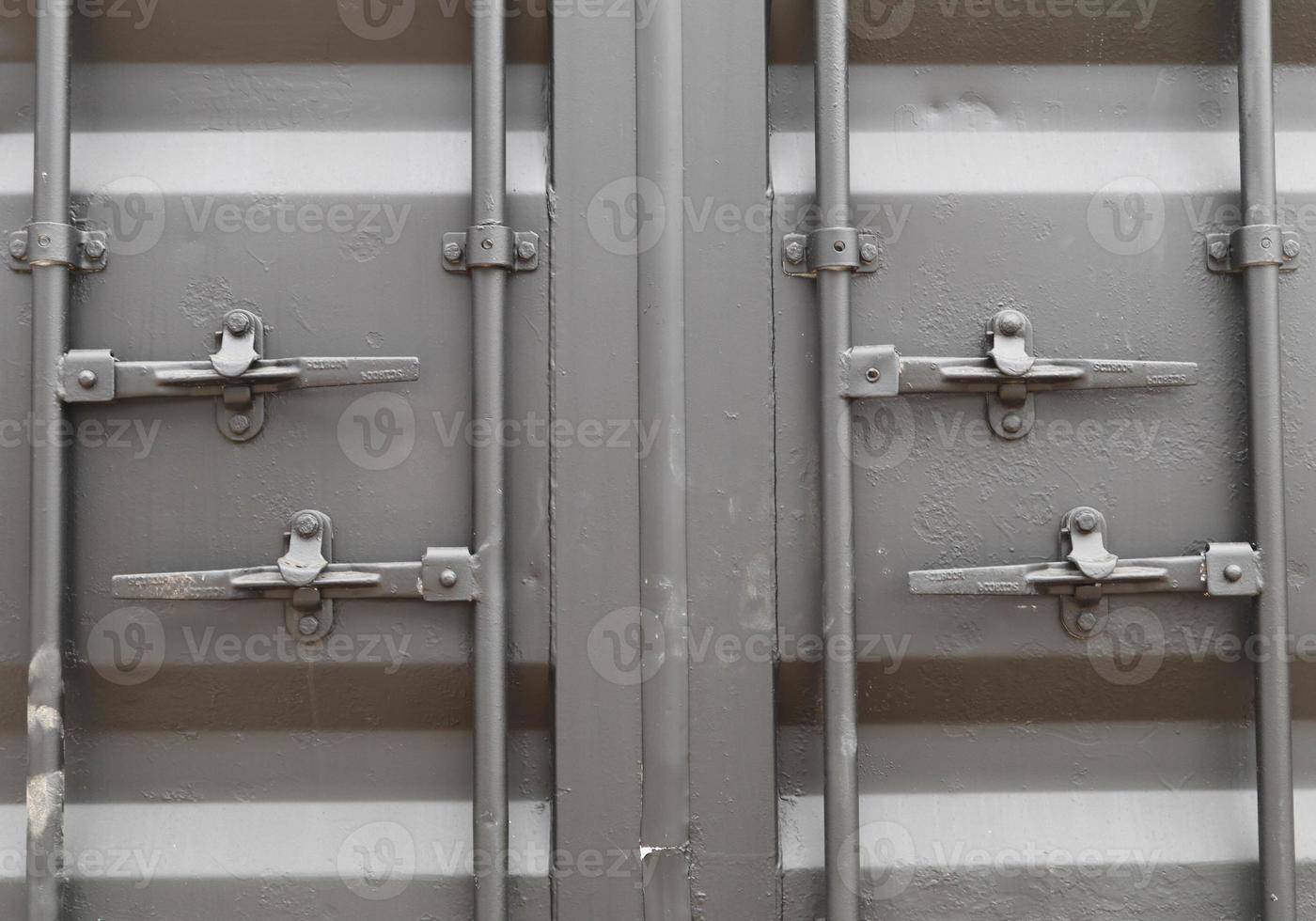 contenedor de carga estándar en negro mate y tiene una llave para cerrar la puerta trasera de forma segura para evitar pérdidas y ladrones. foto