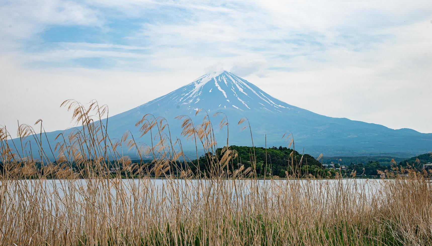 hermosa montaña fuji con nubes y cielo azul en verano, el famoso punto de referencia y lugar de atracción de los turistas que tienen unas largas vacaciones en japón, el lago kawaguchiko foto