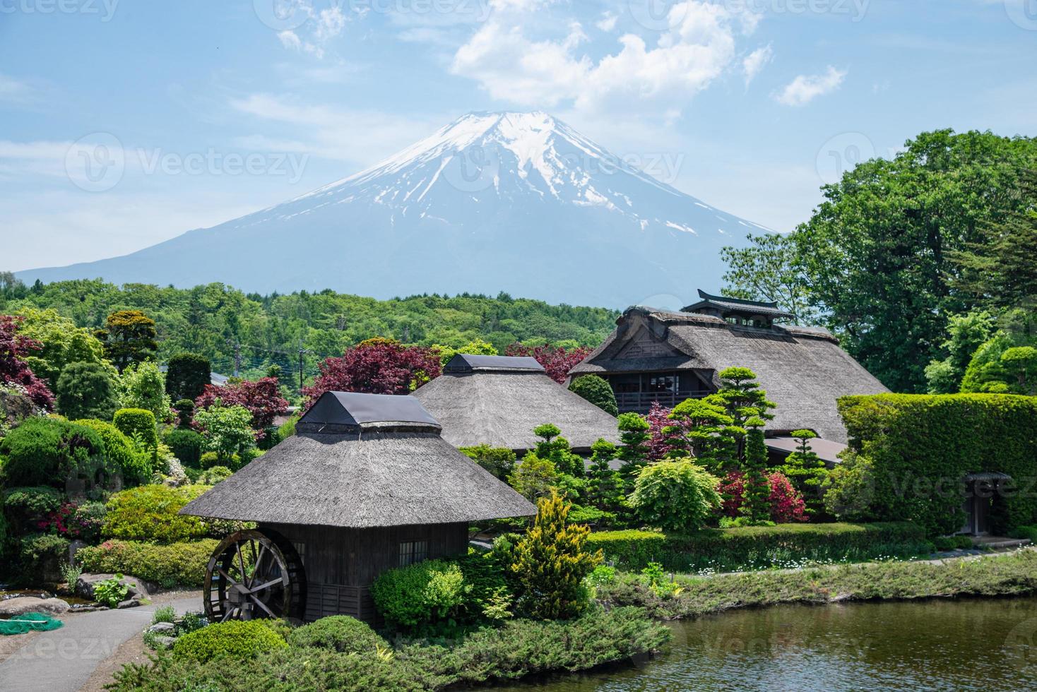 hermosa montaña fuji con nubes y cielo azul en el verano en oshino hakkai el antiguo pueblo japonés, el famoso lugar de interés y atracción de turistas que tienen unas largas vacaciones en Japón foto