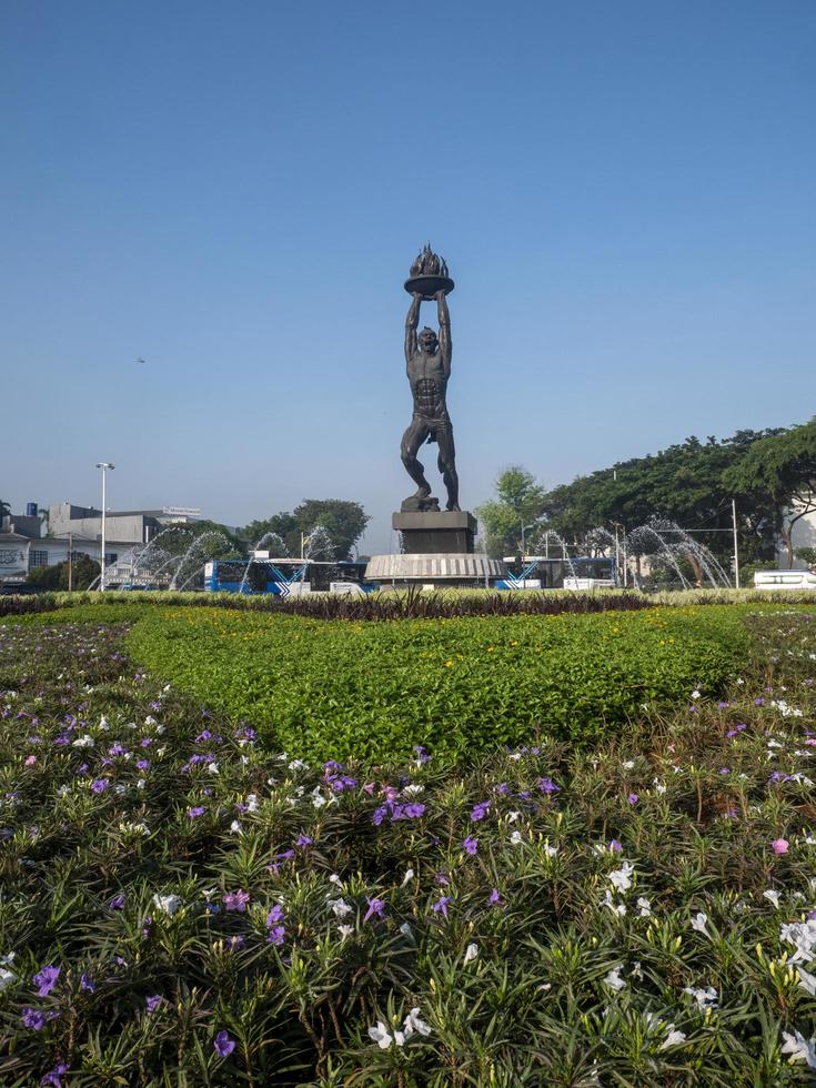 yakarta, indonesia 2022 monumento de avance juvenil es una estatua ubicada en el extremo sur de jalan jenderal sudirman, yakarta, indonesia foto