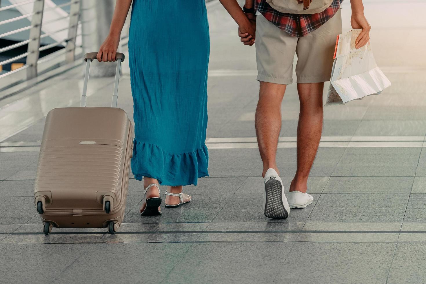 la gente y el equipaje de viaje sostienen un mapa caminando en el fondo del aeropuerto. foto