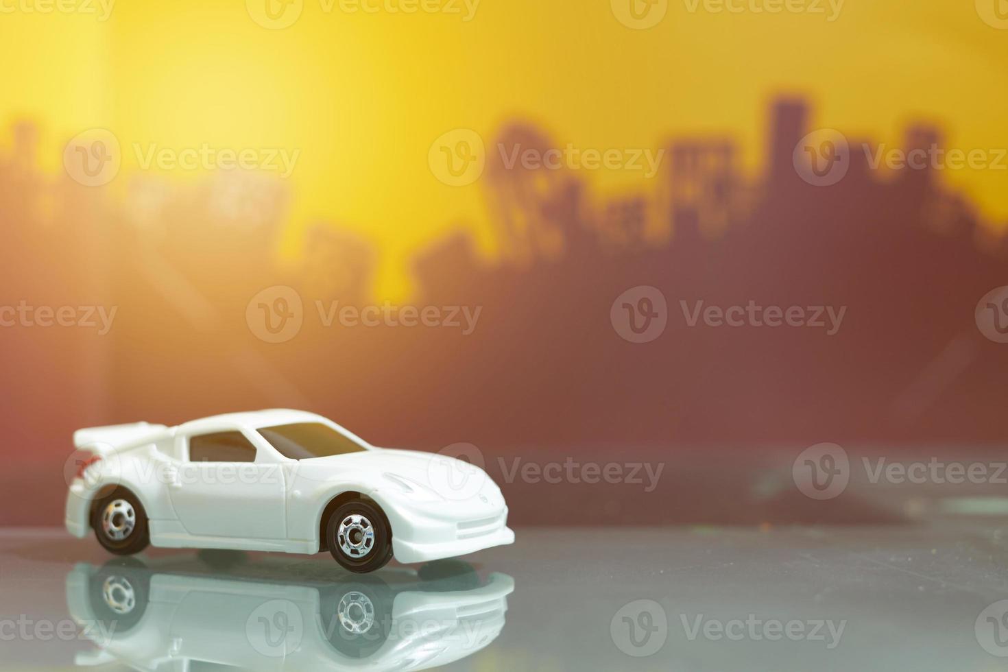 juguete de coche de lujo blanco enfoque selectivo en el fondo de la ciudad borrosa foto