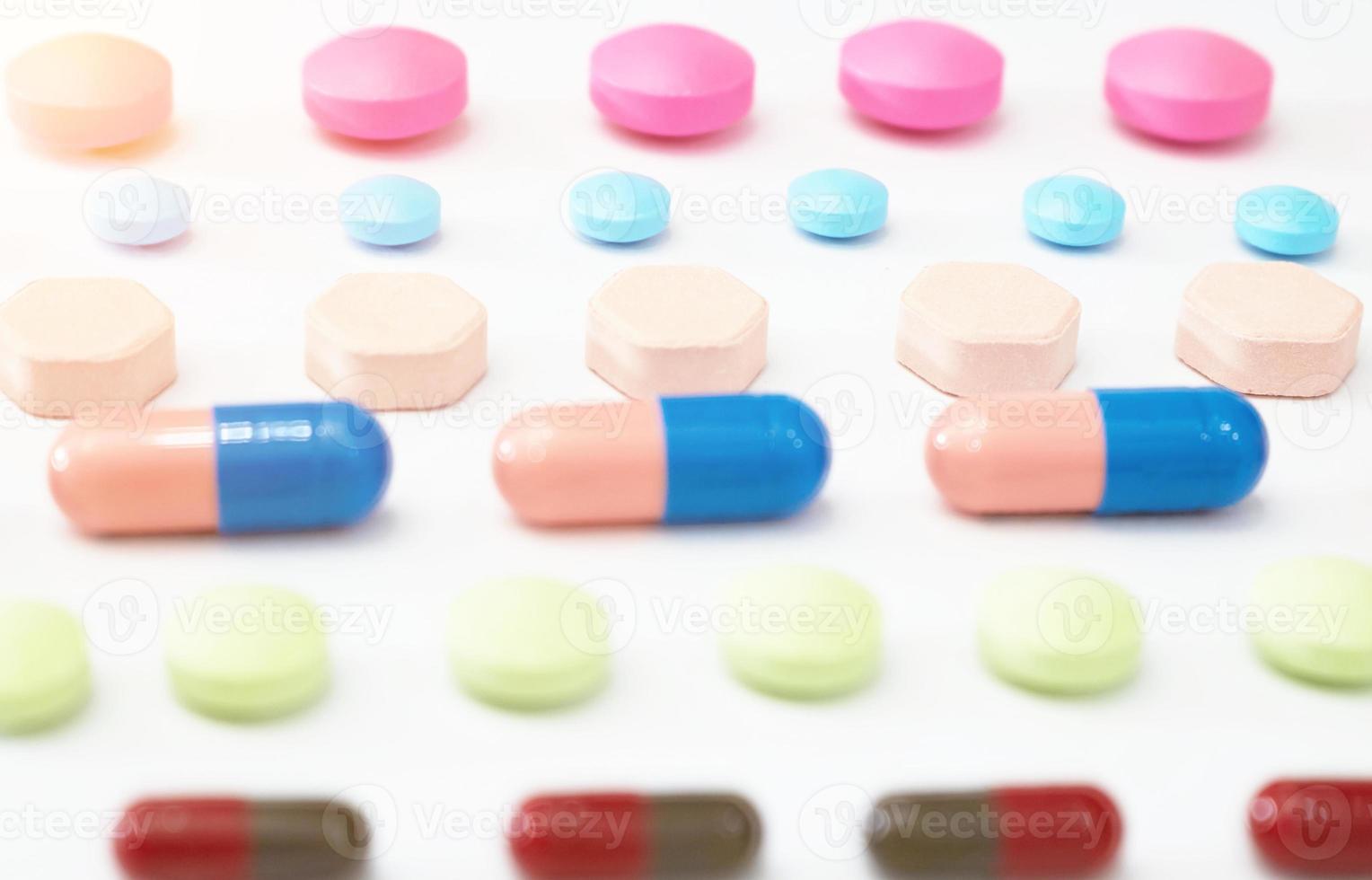 variedad de tipos de medicamentos en líneas en el concepto de fábrica de fabricación de atención médica con espacio de copia, vista superior foto