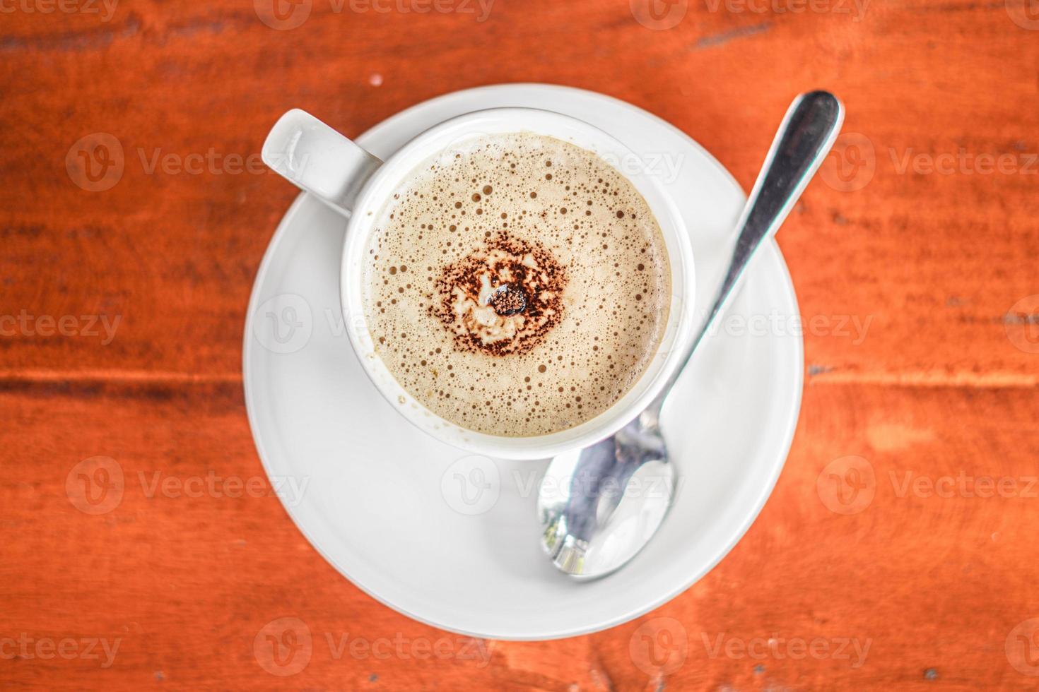 estética una taza de café sobre fondo de madera foto