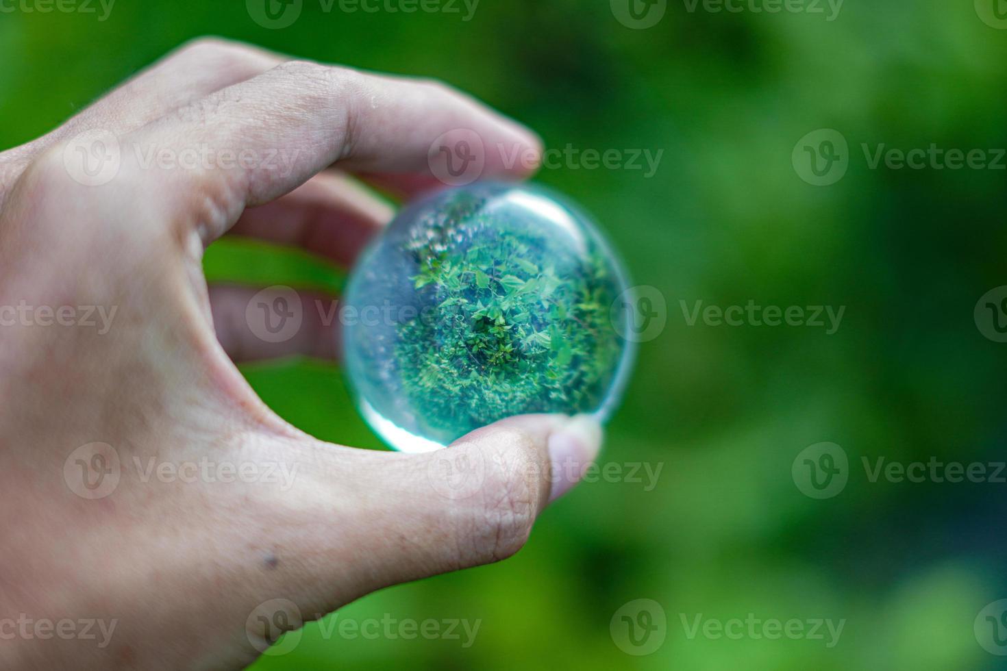 fotografía de bola de lente de cristal, día de la tierra verde foto