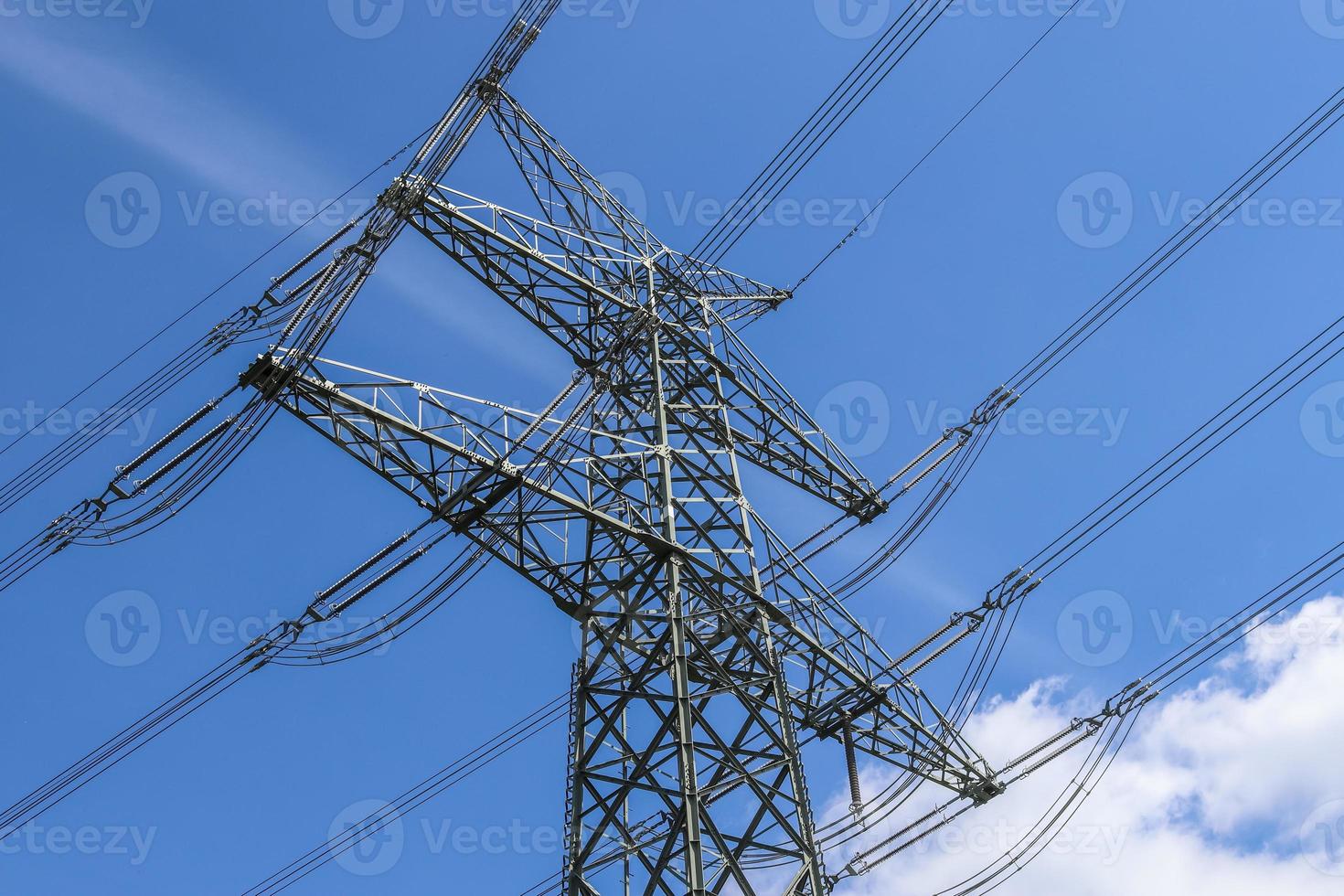 vista de cerca de una gran torre de energía que transporta electricidad en una zona rural foto