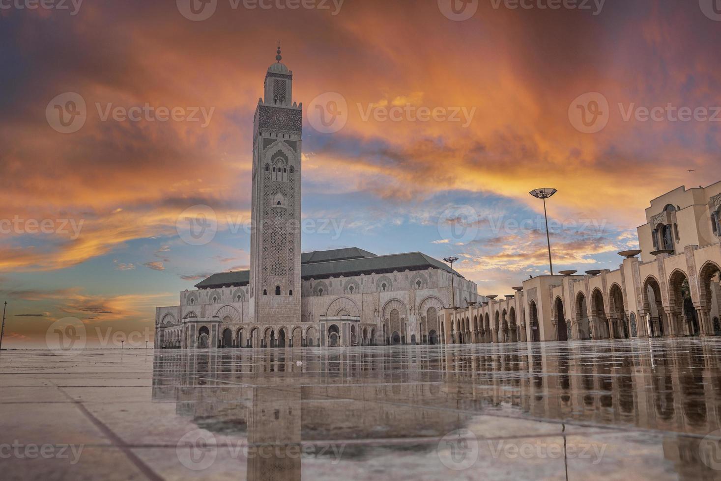 vista de ángulo bajo de la histórica mezquita hasan ii con el minarete más alto contra el cielo dramático foto