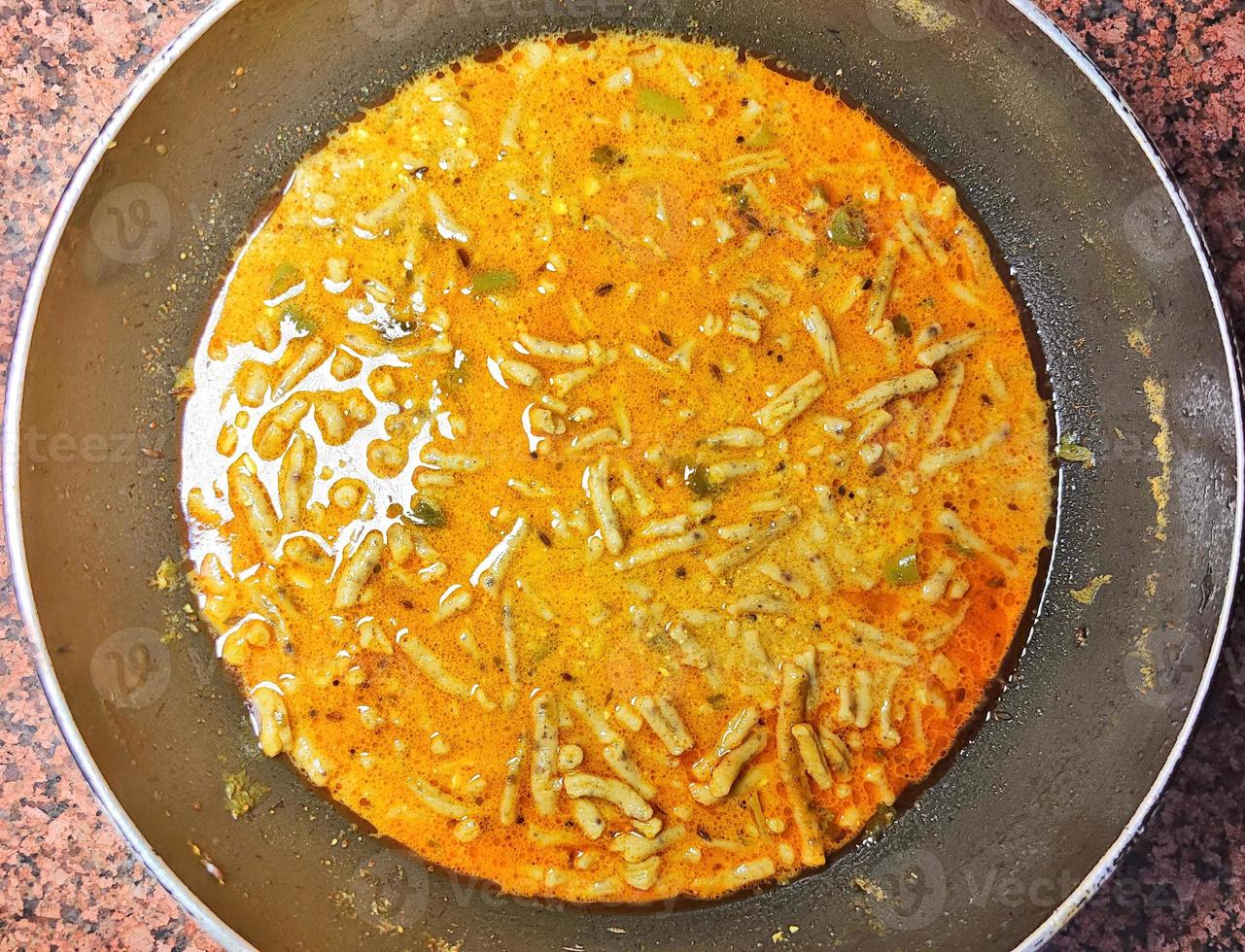 curry tradicional rajasthani de namkeen sev foto