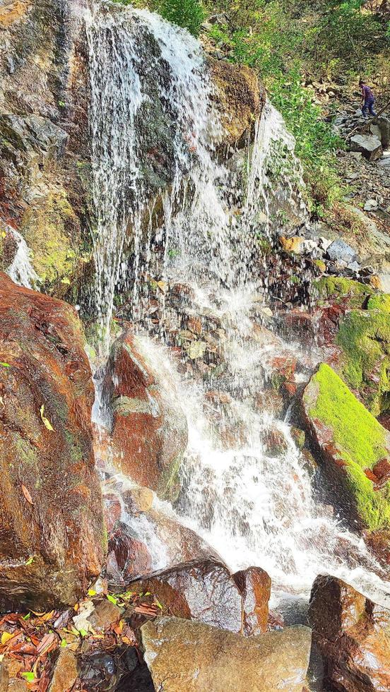 cascadas, una atracción memorable cerca de bhimtal. Los turistas aventureros vienen a disfrutar aquí regularmente. foto