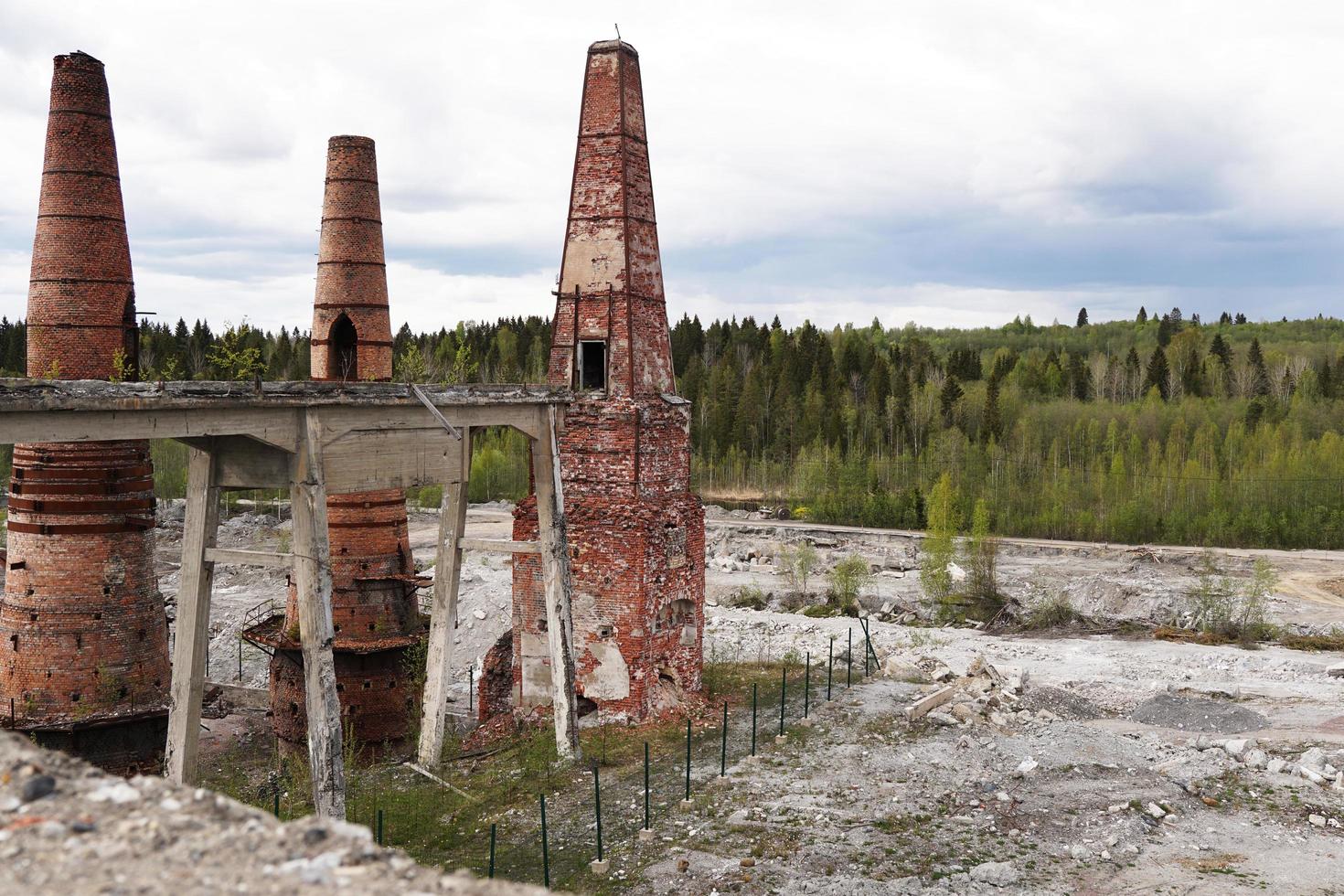 hornos de cal de una fábrica de cal y mármol abandonada foto