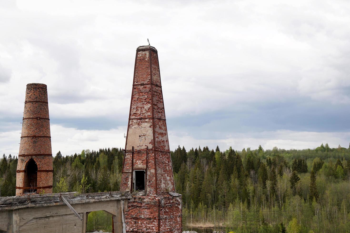 hornos de cal de una fábrica de cal y mármol abandonada foto