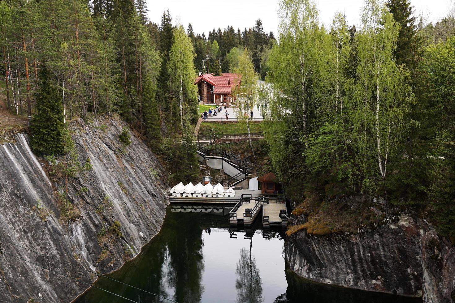 muelle de barcos en el parque ruskeala. cañón de mármol en karelia. foto