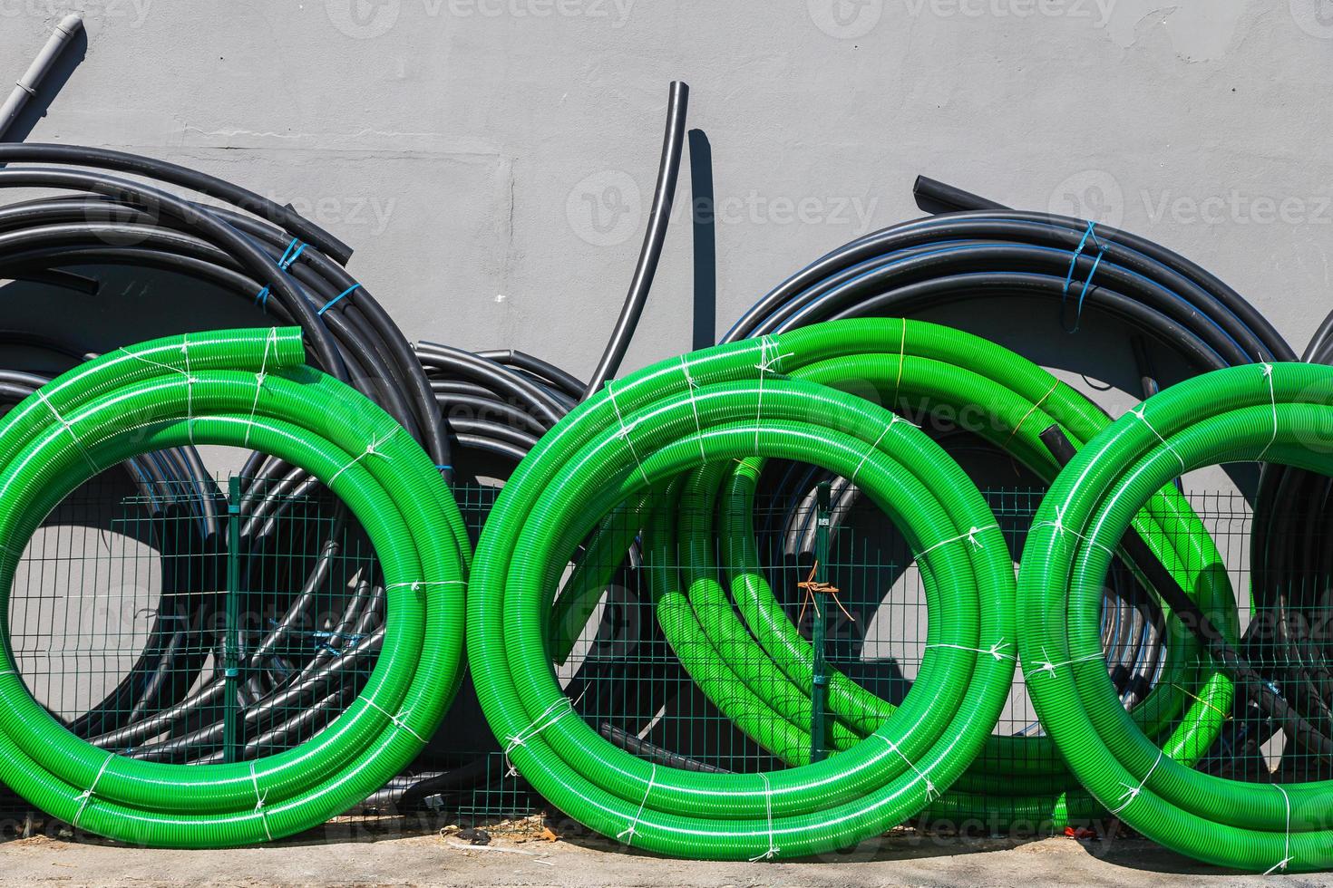 primer plano de cables negros y verdes para aislamiento de cables eléctricos foto