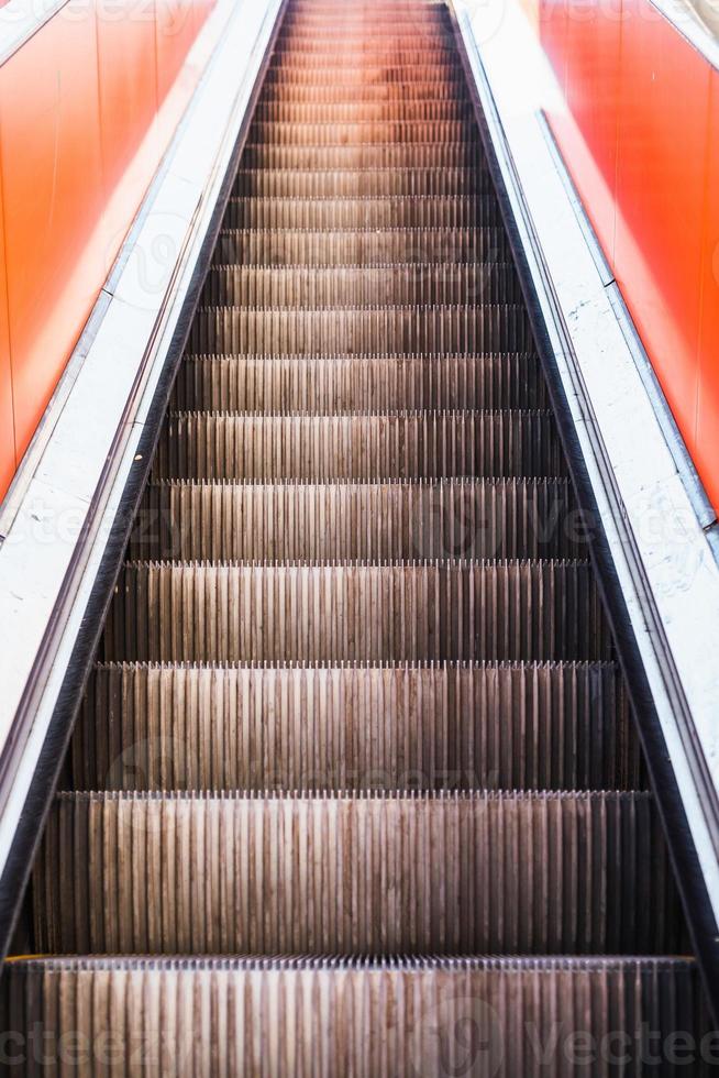 Escaleras mecánicas para subir y bajar personas, detalle de acceso foto