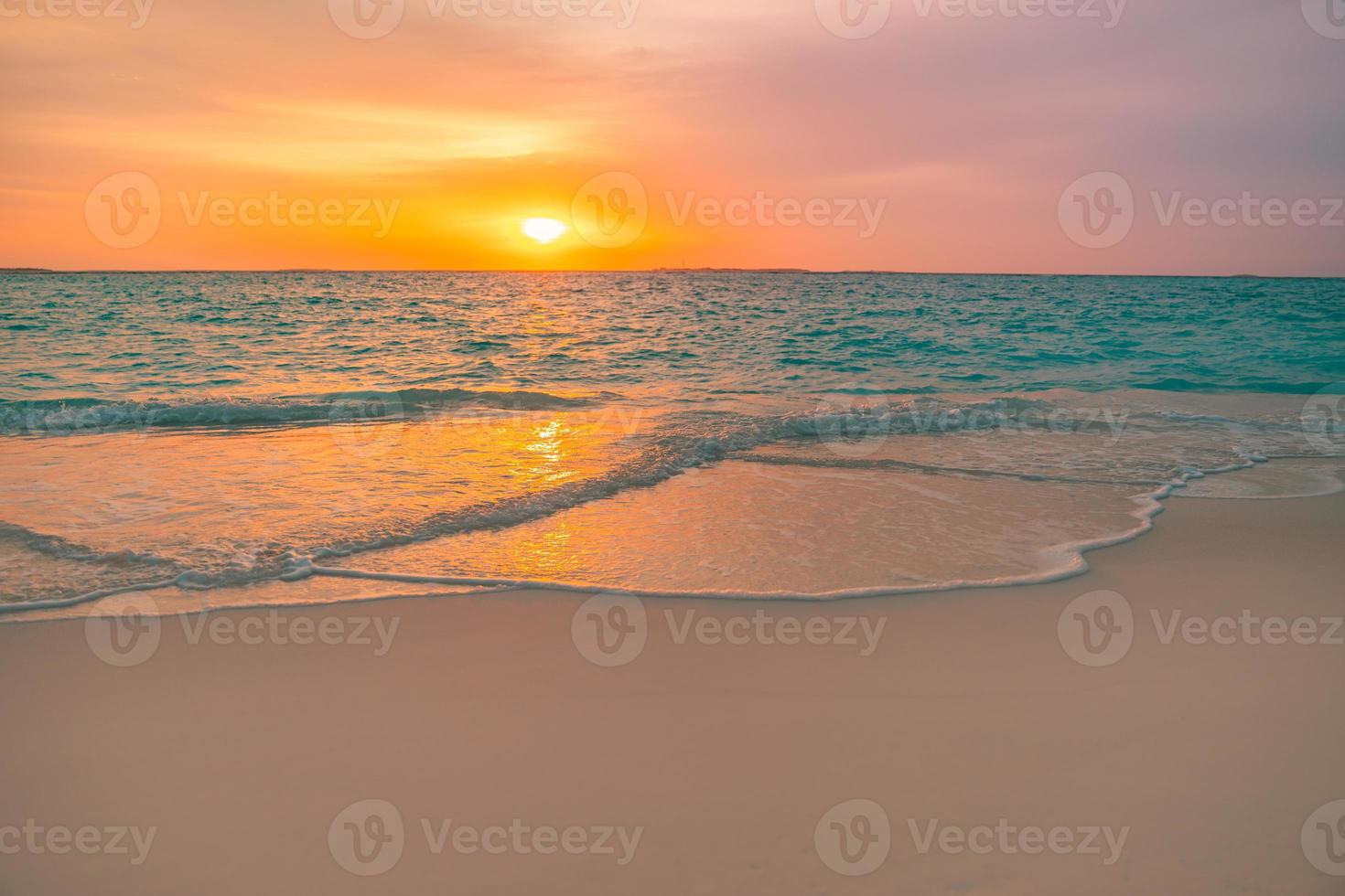 primer plano de la playa de arena de mar. paisaje de playa panorámica. inspirar el horizonte del paisaje marino de la playa tropical. naranja y dorado puesta del sol cielo tranquilidad tranquilo relajante luz del sol verano humor. banner de vacaciones viajes vacaciones foto