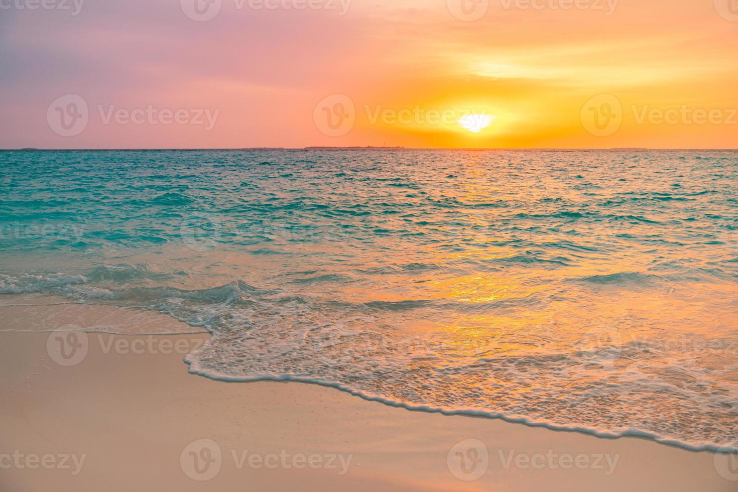 primer plano de la playa de arena de mar. paisaje de playa panorámica. inspirar el horizonte del paisaje marino de la playa tropical. naranja y dorado puesta del sol cielo tranquilidad tranquilo relajante luz del sol verano humor. banner de vacaciones viajes vacaciones foto