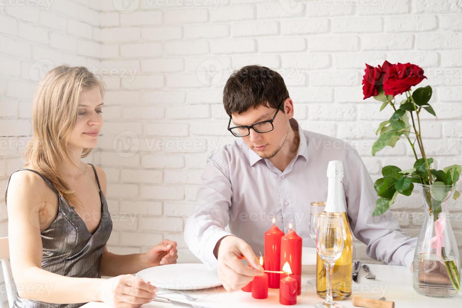 cita romántica. pareja enamorada teniendo una cita romántica en casa pasando tiempo juntos foto