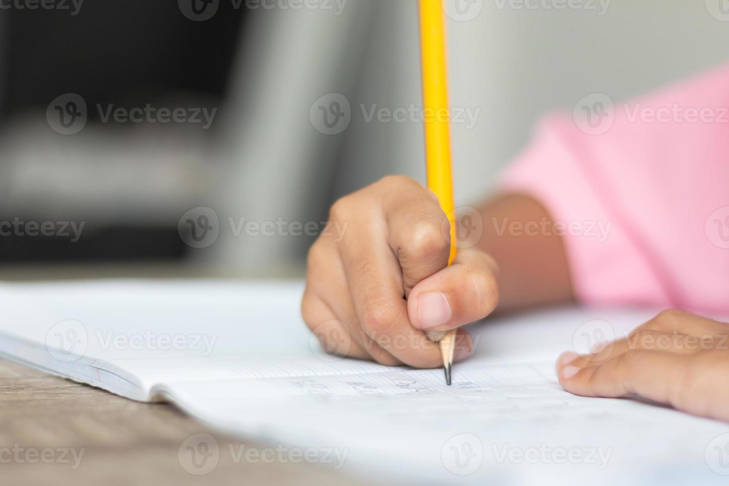 una niña haciendo una tarea foto