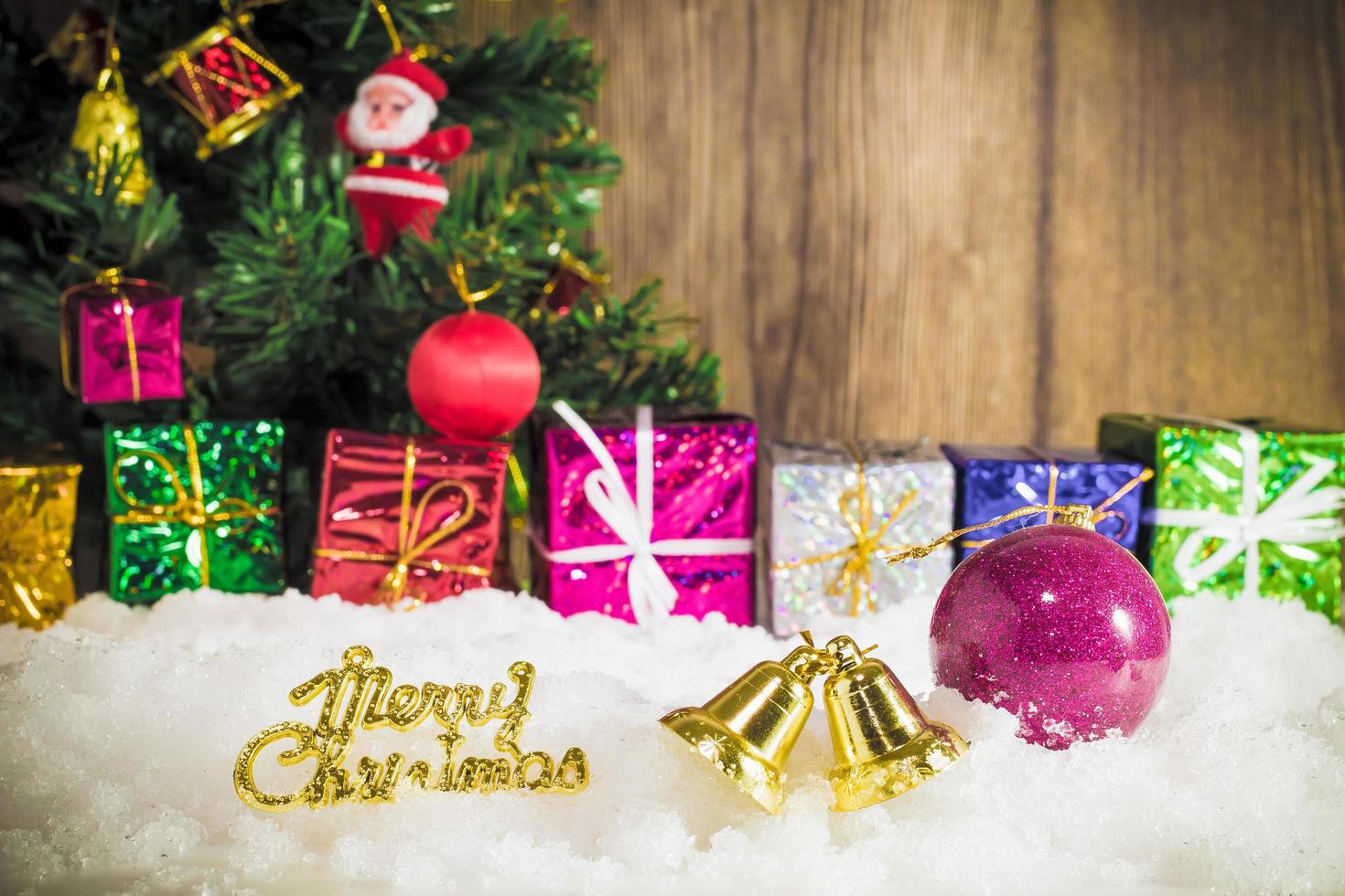 árbol de navidad decorado de fondo con nieve y bokeh, vacaciones de navidad y año nuevo. foto