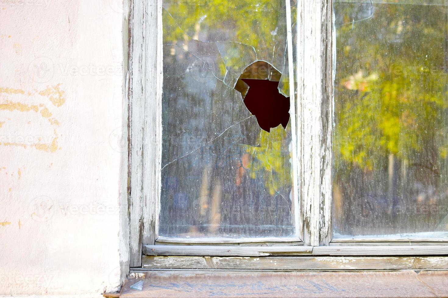 la ventana de la casa es vandalismo de vidrio roto. foto