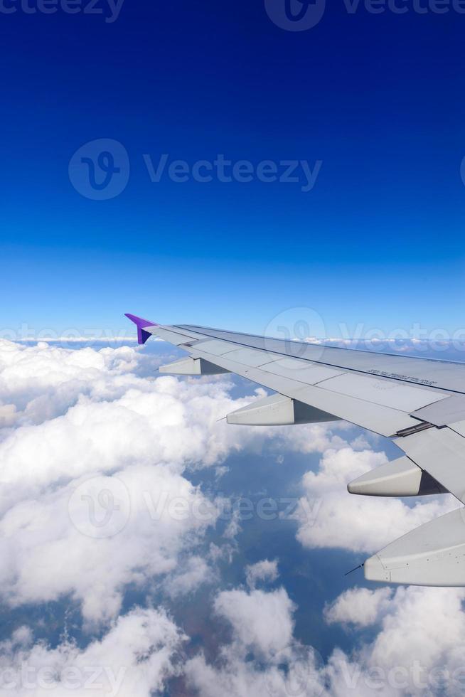 ala del avión volando por encima de las nubes. vista desde la ventana de un avion foto