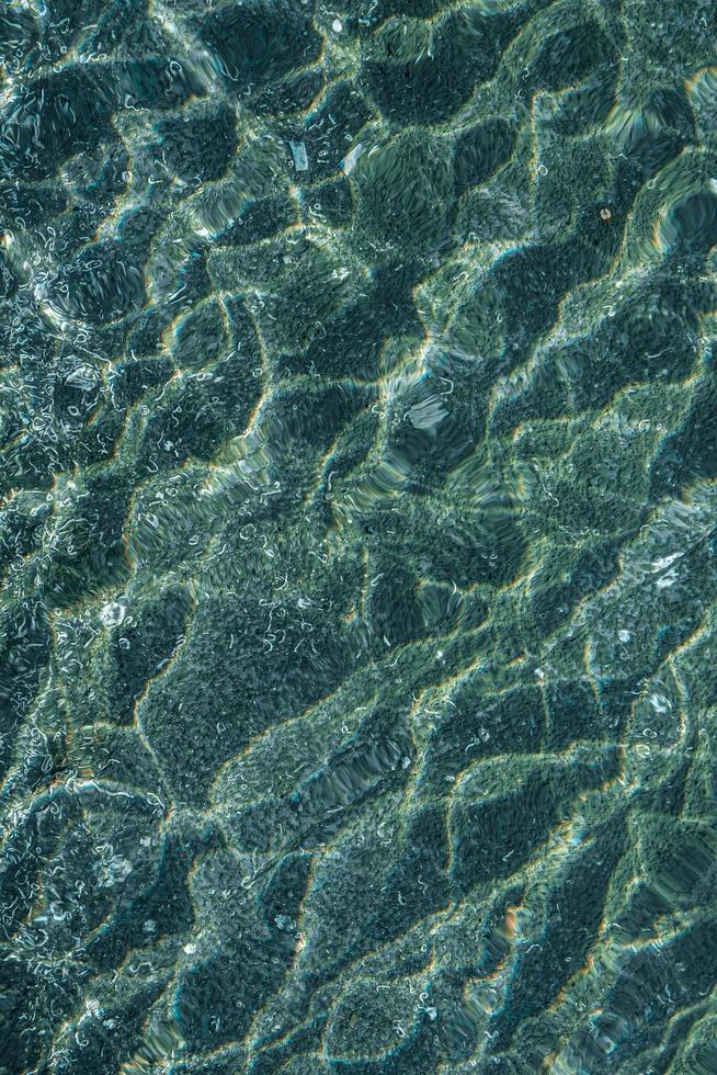 reflejo del agua en el fondo abstracto de la piscina foto