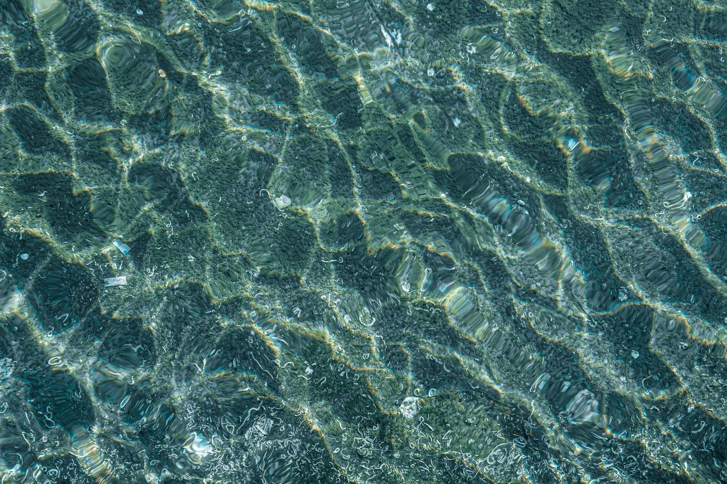 reflejo del agua en el fondo abstracto de la piscina foto
