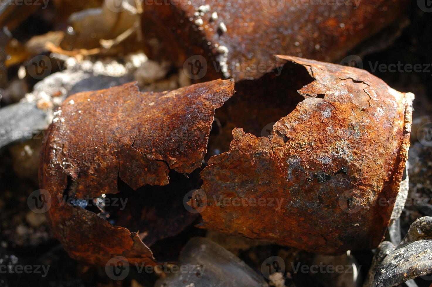 rusty can, old rusty can outdoor,trash photo