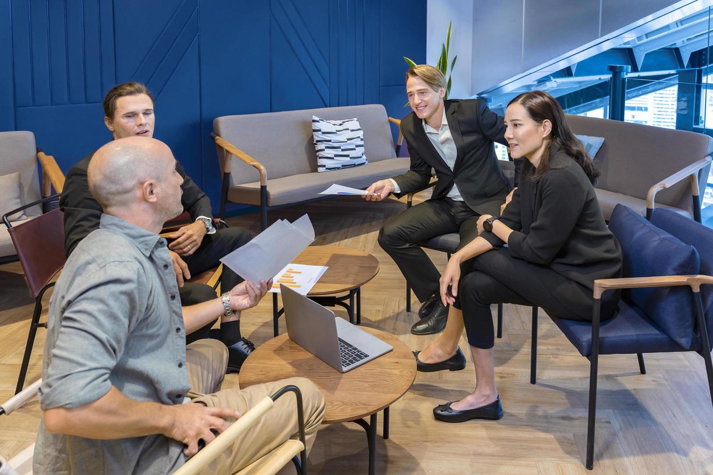 reunión de equipo de empresarios caucásicos con lluvia de ideas sobre análisis de datos e información para la gestión estratégica de una estrategia de marketing exitosa foto