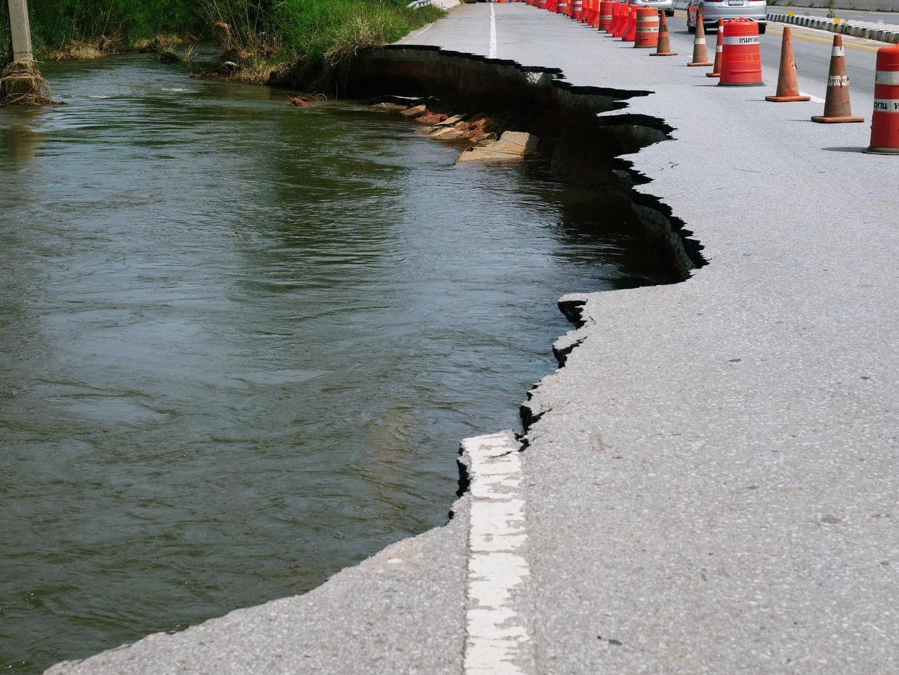 Natural flood disasters have damaged road surfaces and damaged road surfaces. cause traffic congestion photo