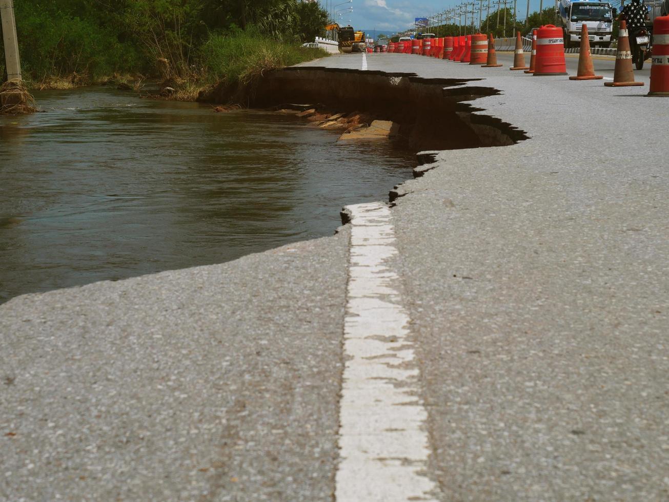 Natural flood disasters have damaged road surfaces and damaged road surfaces. cause traffic congestion photo